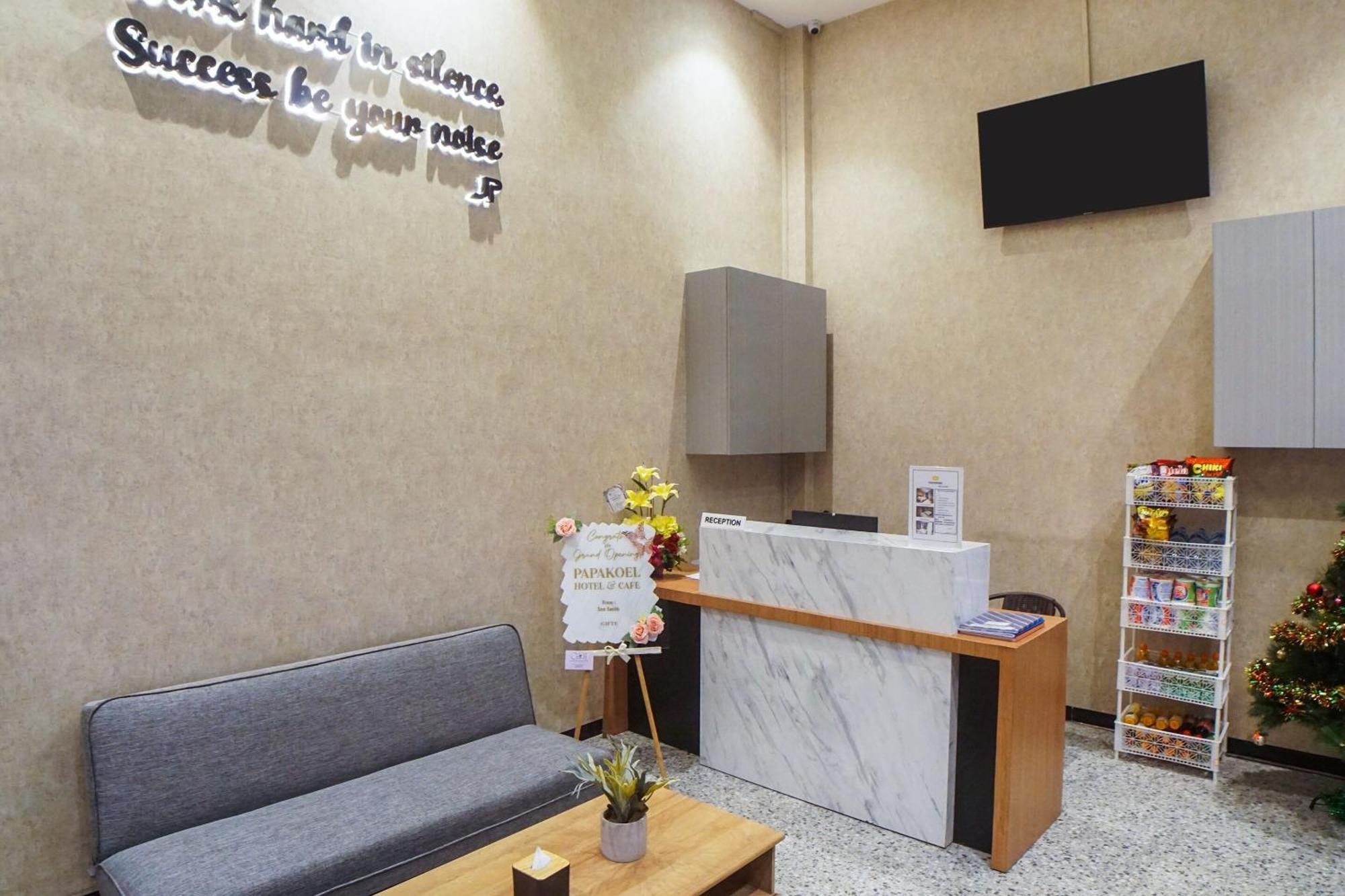 Super Oyo Capital O 92066 Papakoel Hotel & Cafe メダン エクステリア 写真